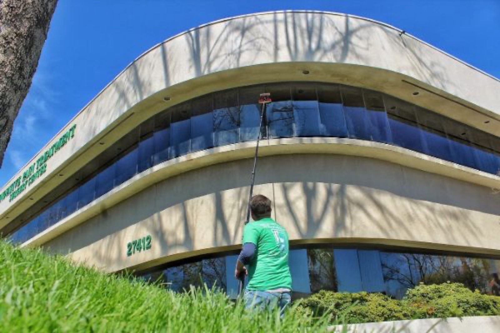 Commercial exterior window cleaning