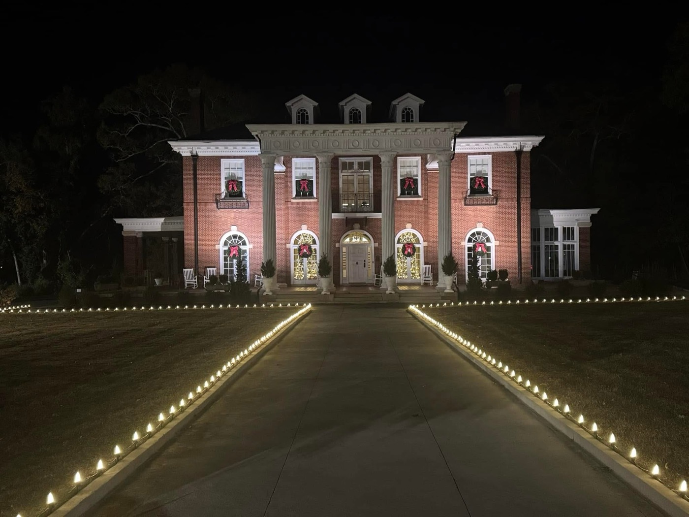 Commercial building Christmas light display